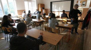 Десетокласниците се представиха по добре на изпита по български език и