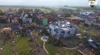 Огромна вълна от съпричастност заля Чехия след унищожителното торнадо За