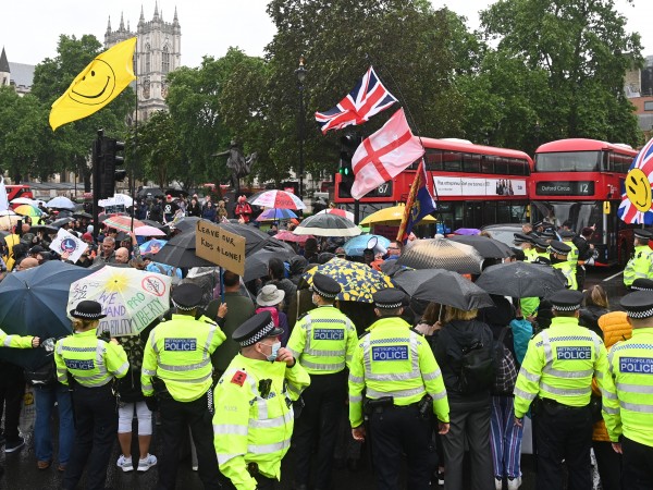 Хиляди хора протестираха днес в центъра на Лондон срещу ковид