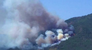 Огромен пожар бушува до турския курорт Мармарис Огънят е близо