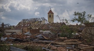 Торнадото което се стовари в четвъртък върху градовете Бржецлав и
