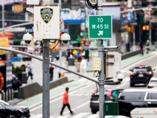 21-годишен минувач бе прострелян в най-оживената част на Ню Йорк