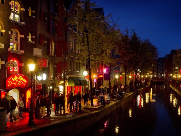 Добре известната толерантност на Амстердам към наркотиците за развлечение и