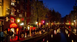 Добре известната толерантност на Амстердам към наркотиците за развлечение и