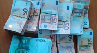 Митничари задържаха недекларирани 100 000 евро задържаха на Капитан Андреево