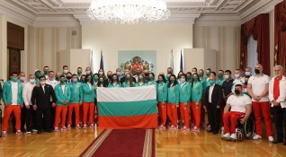 Държавния глава Румен Радев връчи националния флаг на българските олимпийци