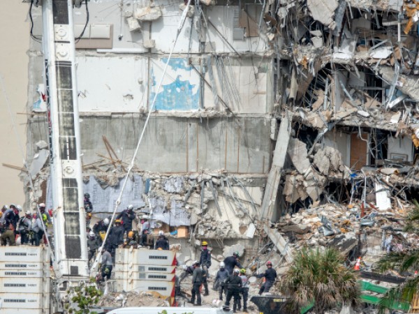Още четири тела бяха открити сред развалините на рухналата сграда