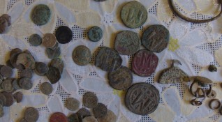 Над 700 антични и средновековни монети са иззети при специализирана