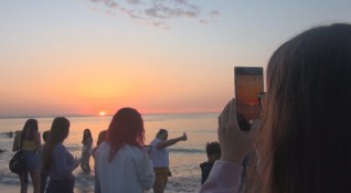 Хиляди посрещнаха юлското слънце от морския бряг в Бургас с