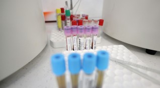 Седмичната заболеваемост от коронавирус в Германия спадна за пръв път