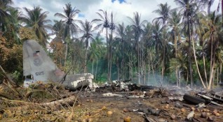 На мястото където по рано днес падна военен самолет във Филипините