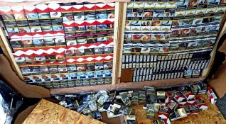 Митничари откриха и иззеха 2366 кутии контрабандни цигари в района