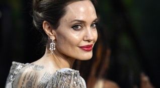 Анджелина Джоли е била забелязана на романтична среща с рапъра