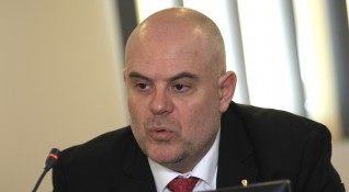 Главният прокурор Иван Гешев разговаря по телефона със служебния министър председател