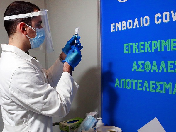 Духовници и кметове в Гърция агитират хората да се ваксинират.