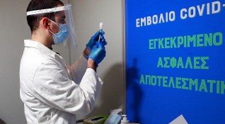 Духовници и кметове в Гърция агитират хората да се ваксинират