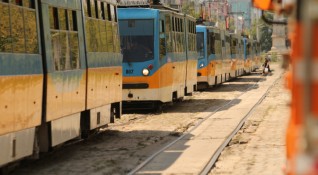 Започна монтирането на релсовия път на трамваите от площад Македония