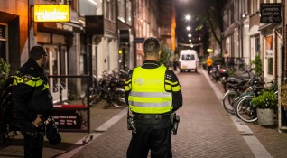Известният в Нидерландия разследващ журналист Петер де Врийс се бори