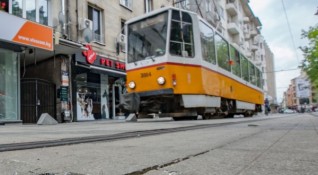 Трамвай удари автомобил след непозволен обратен завой на бул Асен