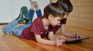 Пристрастяването на децата към електронните устройства е проблем в световен
