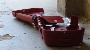 Специалисти от антитерористичното звено взривиха изоставения куфар във вход на