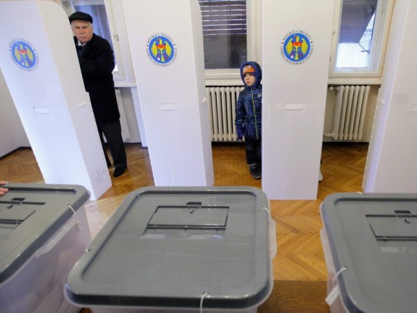 Предсрочни парламентарни избори се провеждат днес и в Молдова. Те