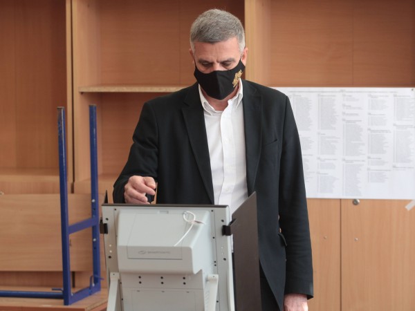 Служебният премиер Стефан Янев гласува в столичното 108 средно училище.