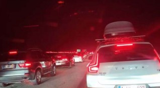 Стотици туристи са блокирани с часове на граничен пункт Калотина