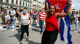 Хиляди хора излязоха на протести на много места в Куба
