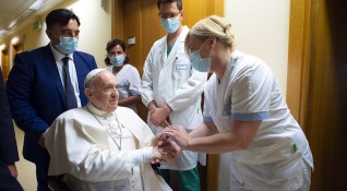 Папа Франциск ще остане още няколко дни в болница след