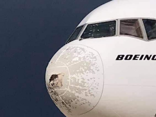 Самолет Boeing 777 на Emirates бе принуден да се върне