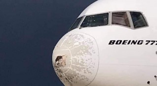 Самолет Boeing 777 на Emirates бе принуден да се върне