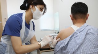 Южна Корея спря ваксинацията срещу COVID 19 на хора между 55