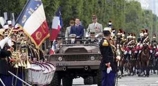 Франция предпазливо отбелязва днес националния си празник с военен парад