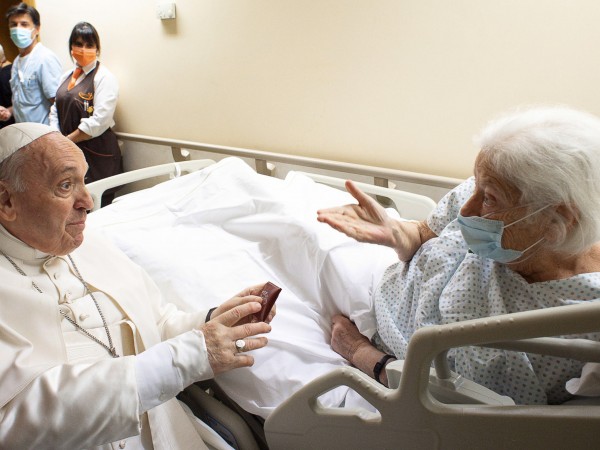 В сряда папа Франциск напусна болницата в Рим, където претърпя