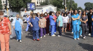 Медици се събраха на протест в защита на уволнения вчера