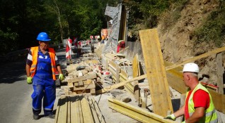 Изграждането на автотутела при свлачището под Рилския манастир приключва до