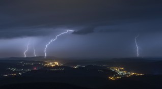 Светкавици раздират небето по време на лятна буря в Унгария