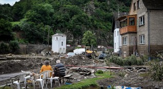 Продължават унищожителните наводнения в Западна Европа най малко 70 са