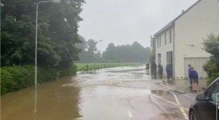 Стотици са евакуирани в Нидерландия а домовете им са под