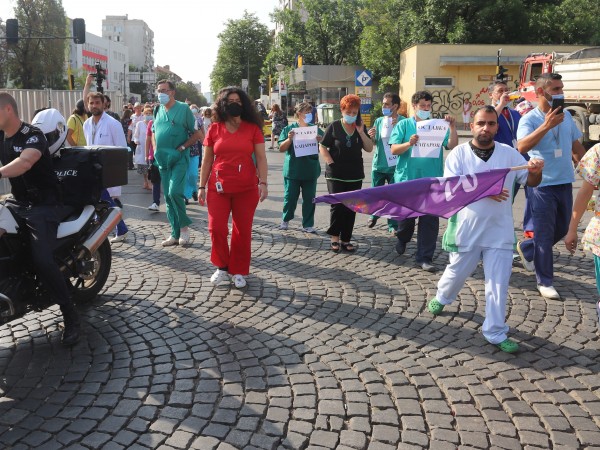 Продължава размяната на реплики в задочния спор между болница "Пирогов"