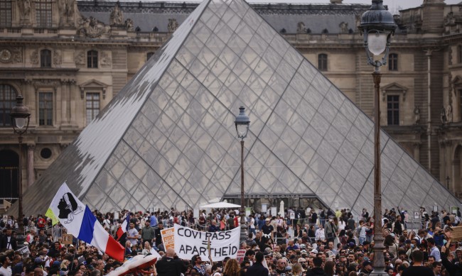 Хиляди на протест във Франция срещу задължителното ваксиниране
