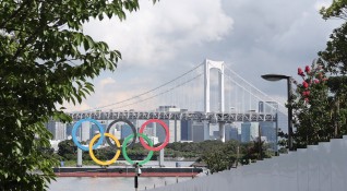 Двама чуждестранни спортисти живеещи в олимпийското село в Токио са