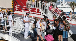 В Гърция не достигат местата за карантинираните туристи Очаква се