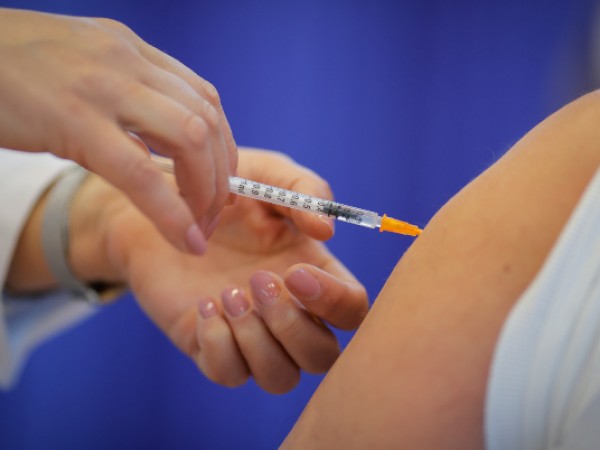Общопрактикуващ лекар от Бургас е поставил най-много ваксини срещу COVID-19