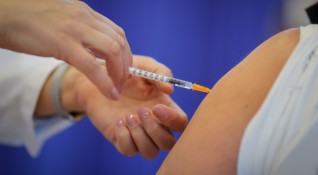 Общопрактикуващ лекар от Бургас е поставил най много ваксини срещу