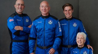 Джеф Безос най богатият човек в света полита в космоса със