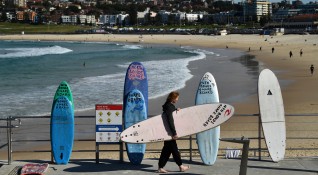 Сърфист преминава покрай плаж в Сидни Австралия Снимка БГНЕСПо публикацията