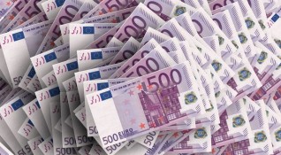 Българските емигранти изпращат над седем пъти по малко пари на своите