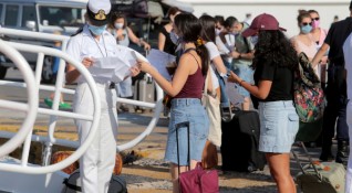 Гърция регистрира черен рекорд с над 3500 заразени за ден Туристите